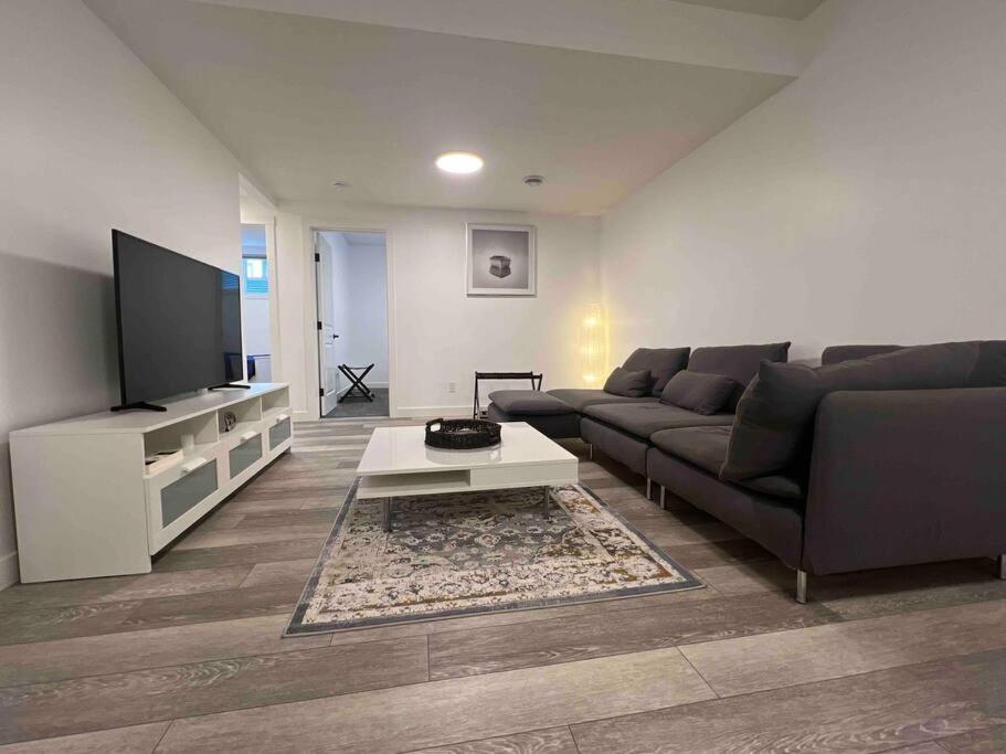 Newly Built 2 Bedroom Suite With Free Parking - Close To Banff National Park, YYC Esterno foto