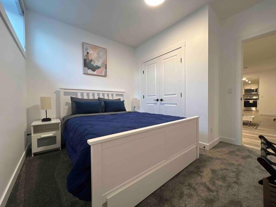 Newly Built 2 Bedroom Suite With Free Parking - Close To Banff National Park, YYC Esterno foto