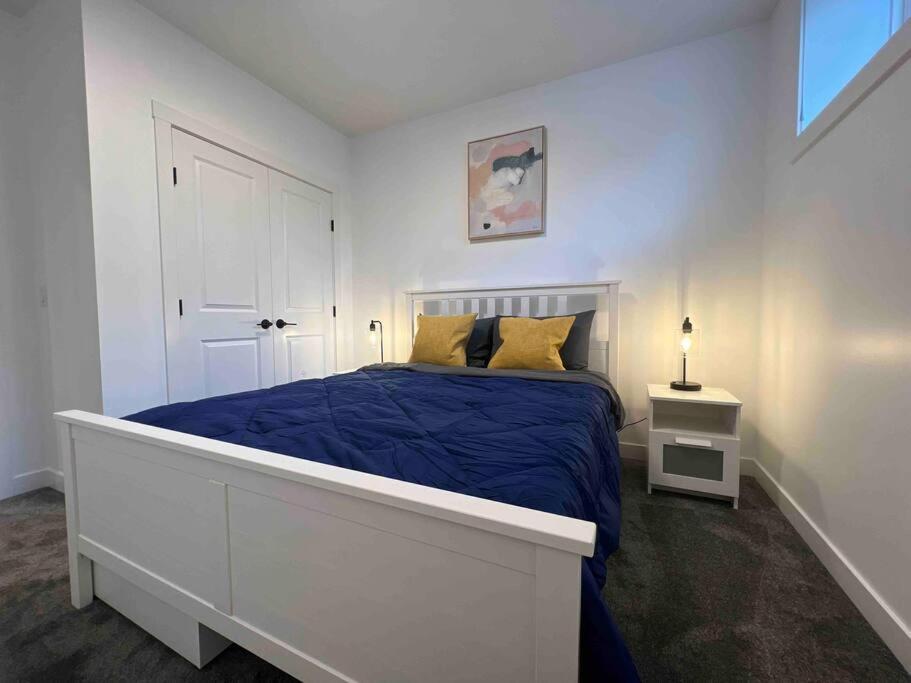 Newly Built 2 Bedroom Suite With Free Parking - Close To Banff National Park, YYC Esterno foto