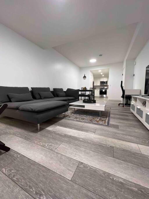 Newly Built 2 Bedroom Suite With Free Parking - Close To Banff National Park, YYC Esterno foto